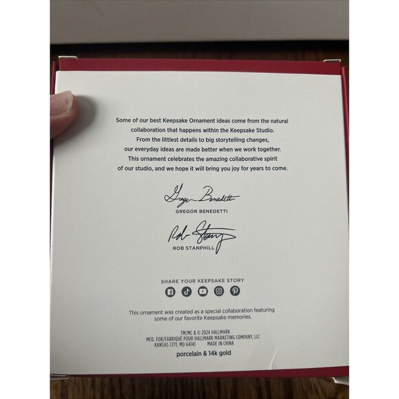 2024 HALLMARK KEEPSAKE WREATH OF MEMORIES ORNAMENT W/14K GOLD ACCENTS NEW IN BOX - Picture 3 of 4